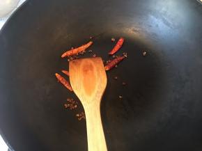另起锅,小火爆香干辣椒和花椒