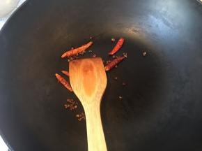 另起锅,小火爆香干辣椒和花椒