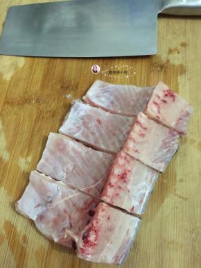 2. 把鱼腩切成条状