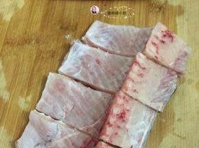2. 把鱼腩切成条状