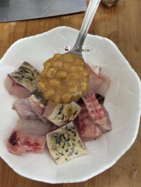 4. 加入1.5勺的普宁豆酱