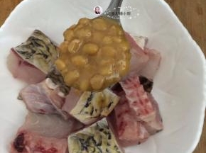 4. 加入1.5勺的普宁豆酱
