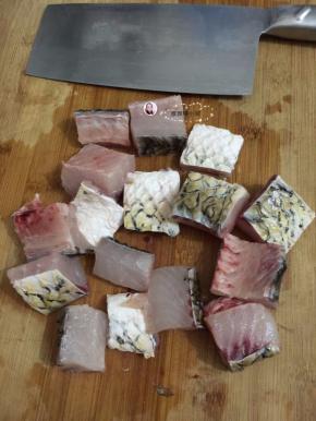 3. 再把鱼腩切成块状