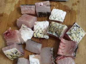 3. 再把鱼腩切成块状