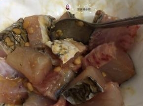 7. 把所有加入的调料拌匀腌制10分钟