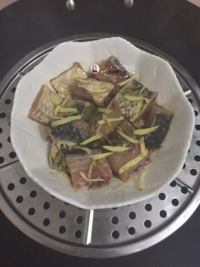 9. 锅里坐水烧开，把鱼上锅蒸12分钟