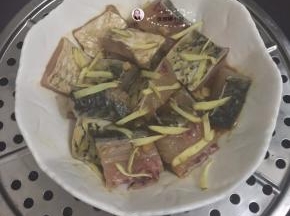 9. 锅里坐水烧开，把鱼上锅蒸12分钟