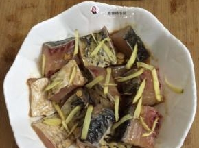 8. 把姜切丝码入鱼肉上面