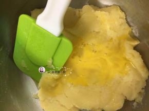 把面糊放置温度60度左右，分次加入打散的蛋液，每加一次都要拌至混合之后才可再一次加蛋液，（加蛋液时要注意看状态，面粉的吸水量不同）