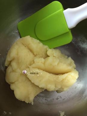 火力调至小火，把低粉拌至看不见干粉面团光滑之后离火