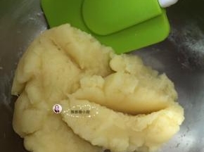 火力调至小火，把低粉拌至看不见干粉面团光滑之后离火