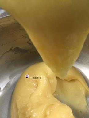 面糊搅拌到用刀刮挑起面糊出现如图倒三角形，就证明面糊可以了，面糊过稀或过稀都会影响泡芙最后的膨胀