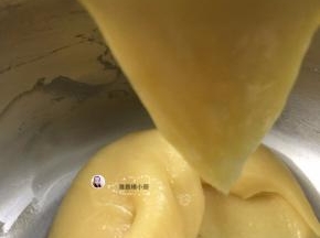 面糊搅拌到用刀刮挑起面糊出现如图倒三角形，就证明面糊可以了，面糊过稀或过稀都会影响泡芙最后的膨胀
