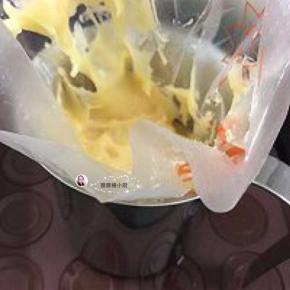 最后找一个杯子把裱花袋套住，再把所有面糊装进裱花袋，在裱花袋剪个口子就可以挤了