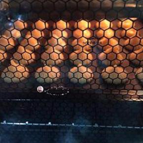 如果喜欢有花纹的就用裱花嘴来挤，预热烤箱上下火200百度，把挤好的泡芙面糊送进烤箱，上下火200度18分钟，等到泡芙膨胀定型，再把温度调至170度20分钟上色即可，（考的过程中不可开烤箱，以免遇冷收缩）