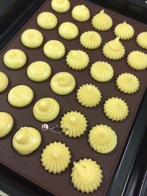 这个方子做出来刚好30个，（用马卡龙垫小号刚好30个）如果没有垫子就挤成大小均匀的颗粒