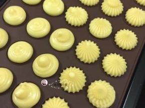 这个方子做出来刚好30个，（用马卡龙垫小号刚好30个）如果没有垫子就挤成大小均匀的颗粒