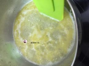 黄油，糖，盐，牛奶加热到黄油融化，煮至沸腾