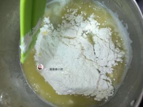 沸腾后加入过筛好的低筋面粉