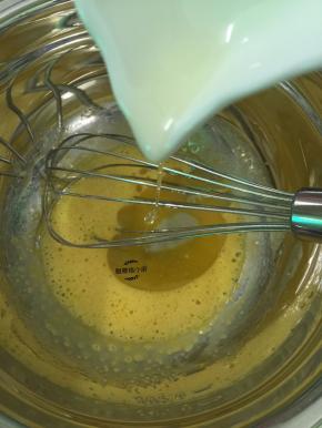 加入20克的玉米油，把玉米油和蛋黄拌至混合