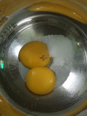 加入10克的细砂糖在蛋黄中，打发至细砂糖溶化混合