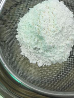 把低筋面粉过筛在蛋黄糊中，用Z字手法把低筋面拌至看不到干粉