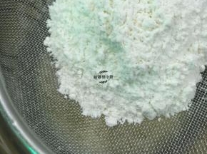 把低筋面粉过筛在蛋黄糊中，用Z字手法把低筋面拌至看不到干粉
