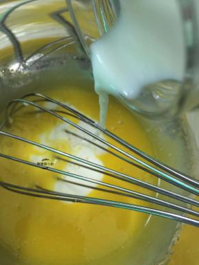 全脂牛奶一样拌至与蛋黄混合