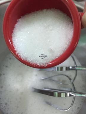蛋白中加入几滴柠檬汁或白醋，打发至鱼泡眼加入三分之一的细砂糖
