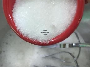 蛋白中加入几滴柠檬汁或白醋，打发至鱼泡眼加入三分之一的细砂糖