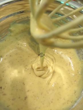 蛋黄糊这样就可以放置一旁待用，这时可以预热烤箱10分钟上下火温150度