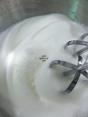 蛋白打至细腻加入第二次细砂糖，继续打发