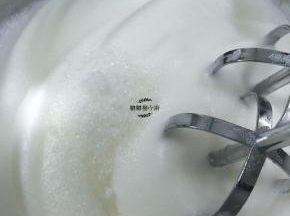 蛋白打至细腻加入第二次细砂糖，继续打发