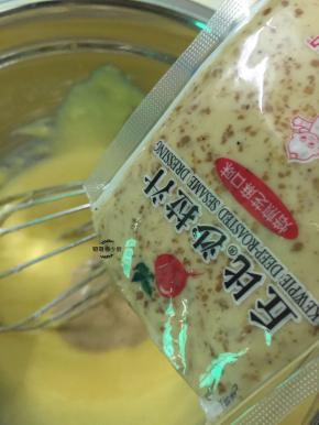 拌匀的蛋黄糊加人沙拉汁，一样是拌至混合