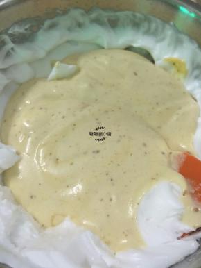 再把蛋糊倒入蛋白霜中，用刮刀大幅度，快速拌均匀