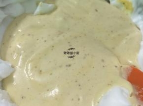 再把蛋糊倒入蛋白霜中，用刮刀大幅度，快速拌均匀