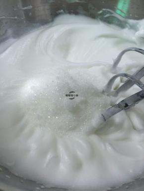 第三次细砂糖在纹路明显时加入继续打发，直到蛋白霜打发成蛋白沫出现小尖角