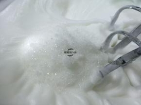 第三次细砂糖在纹路明显时加入继续打发，直到蛋白霜打发成蛋白沫出现小尖角