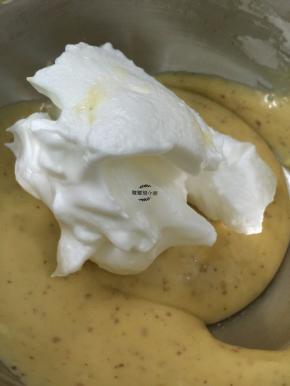 将三分之一的蛋白霜倒入蛋黄糊中，用手动打蛋器从底部向上拌起，拌至顺滑细腻的程度