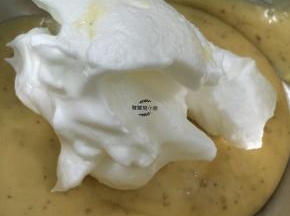将三分之一的蛋白霜倒入蛋黄糊中，用手动打蛋器从底部向上拌起，拌至顺滑细腻的程度