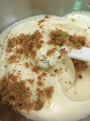 再把剩余的肉松加入到蛋糕糊中拌均匀