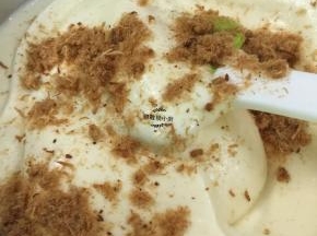 再把剩余的肉松加入到蛋糕糊中拌均匀