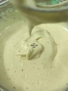 拌成有光泽细腻的蛋糕糊