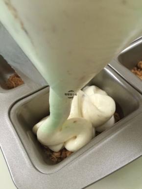 把蛋糊装在裱花袋或保鲜袋，挤在模具上