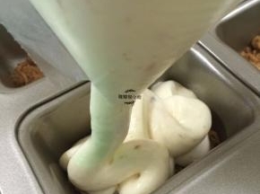 把蛋糊装在裱花袋或保鲜袋，挤在模具上