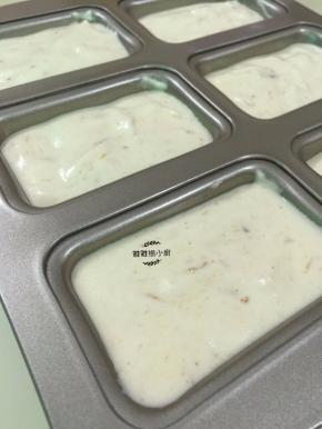 用袋子挤出来的蛋糕糊比较平整，震一震模具即可送入烤箱，中下层，上下火，150度20分钟