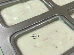 用袋子挤出来的蛋糕糊比较平整，震一震模具即可送入烤箱，中下层，上下火，150度20分钟