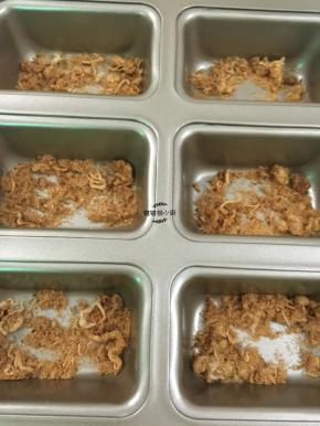 模具中码入松肉