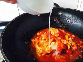 这时改中小火，用少许水淀粉勾芡，用铲子轻轻推卤子，使淀粉勾芡更均匀，完工关火。