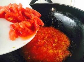 然后再倒入盘中左侧的那部分西红柿块，中火迅速翻炒（时间不要长，要保留西红柿块状的口感）。